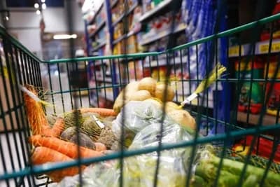 Cesta básica em Pinhalzinho exige cerca de 110 horas de trabalho para ser comprada (Foto por Vinícius Schmidt/Metrópoles)