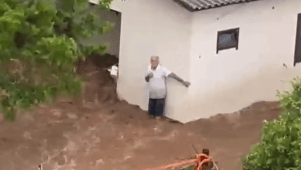 Desesperador: aeronave resgata morador cercado pela água