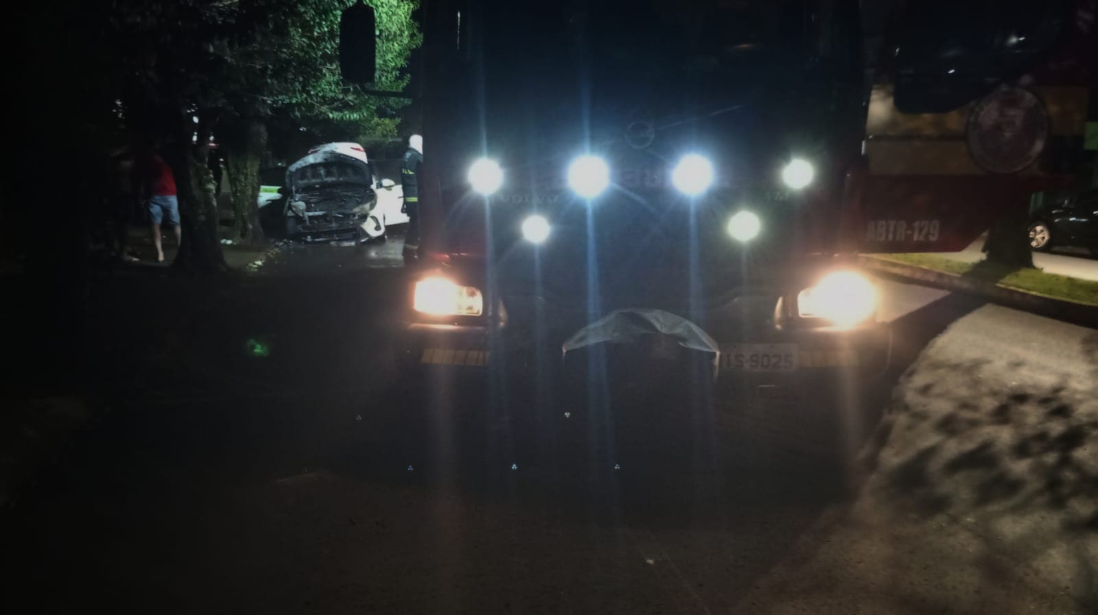 Carro pegou fogo na madrugada em Pinhalzinho (Foto por Divulgação CBM)