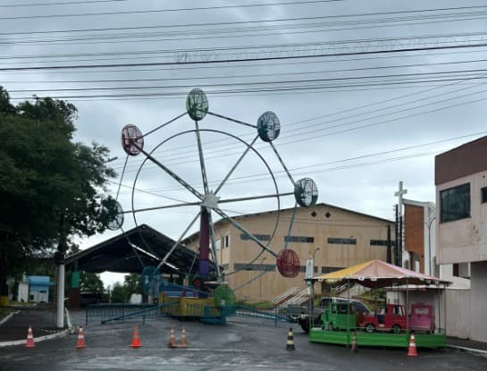 Prefeitura intalou uma roda gigante e um carrocel ao lado da praça (por Gilmar Bortese)