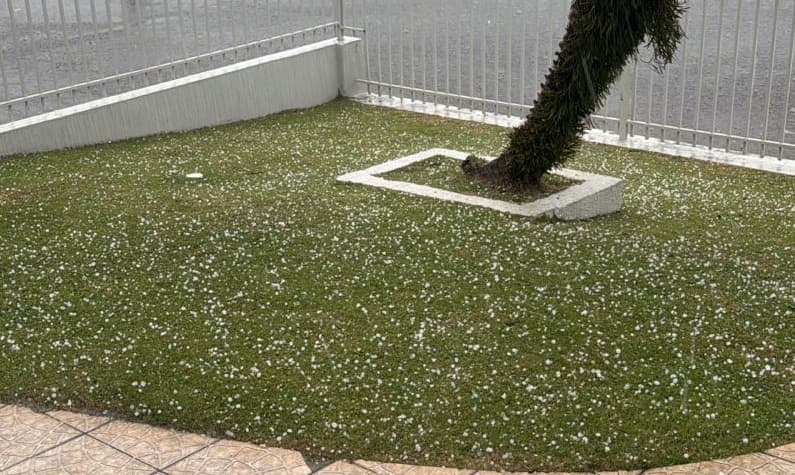 Chuva de granizo surpreende moradores de Nova Itaberaba