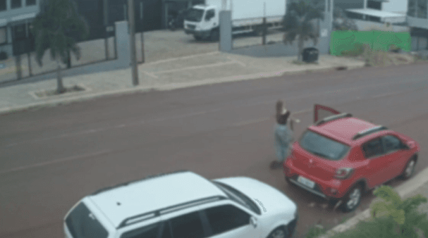 Menina em patinete elétrico se choca contra porta de automóvel