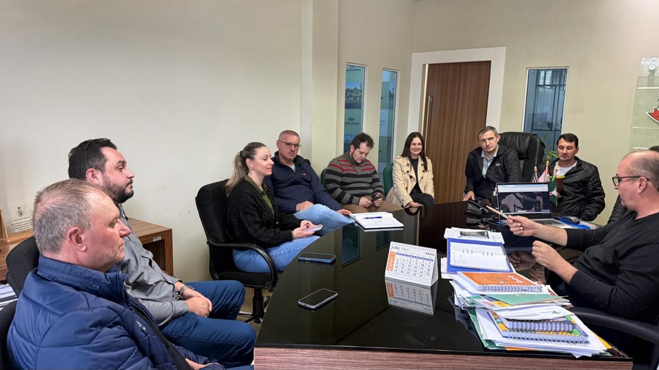 Prefeitos conversam sobre pavimentação entre Pinhalzinho e Modelo (Foto por Ascom)
