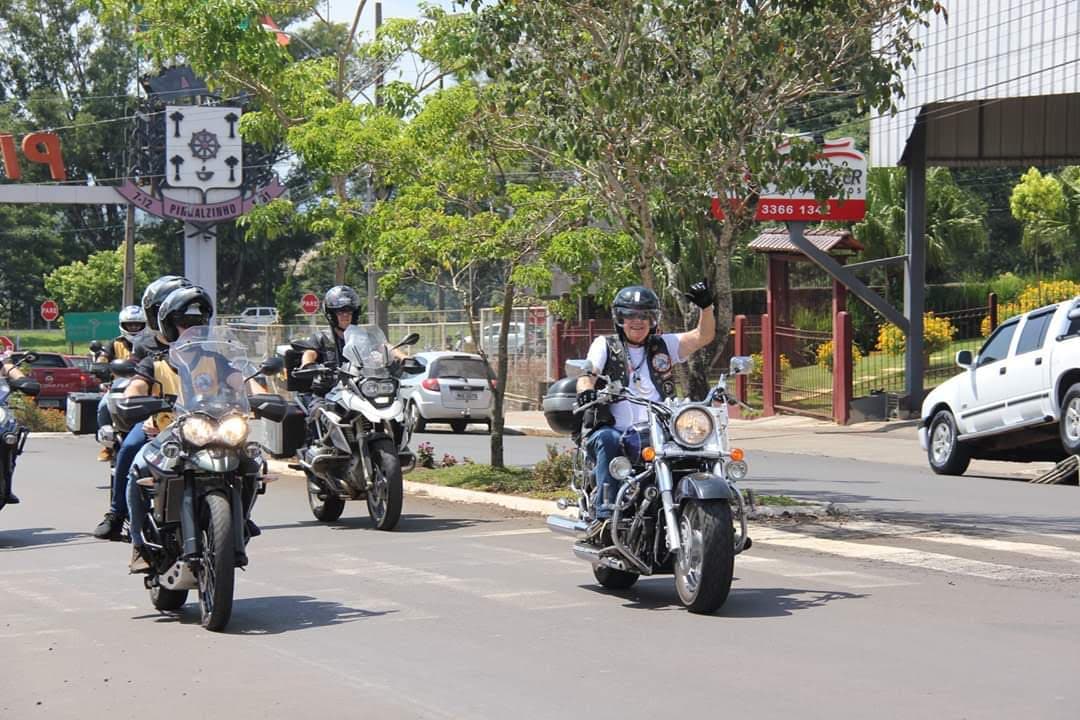 Cavaleiros do Vento celebram aniversário com motociclista de 81 anos em atividade