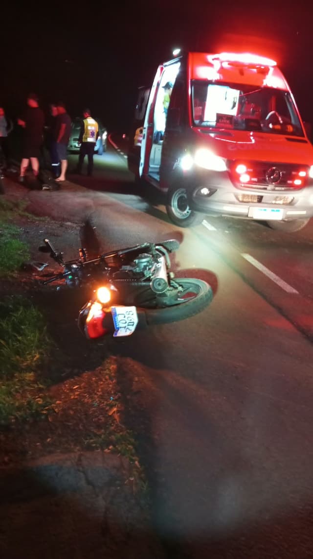 Motociclista de 25 anos fica ferido em colisão com caminhão na BR-282, em Nova Erechim