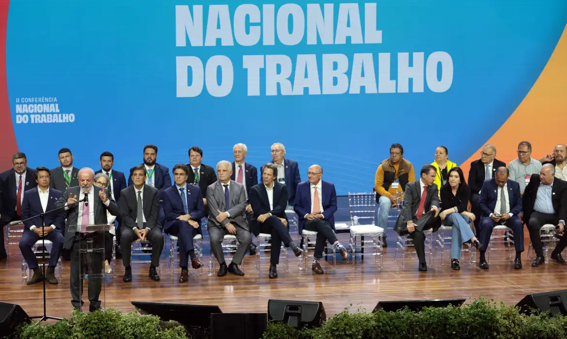 Lula propõe acordo tripartite para pôr fim à escala 6x1 e evitar embate no Congresso