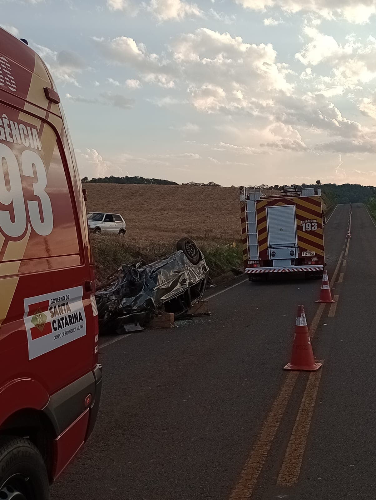 Acidente com capotamento deixa dois homens feridos na BR-480 (Foto por CBM)