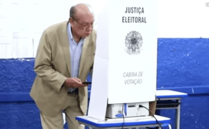 Vídeo gerou dúvidas sobre possível uso de celular por Gilmar Mendes na cabine de votação, mas assessoria do ministro nega e afirma que o aparelho ficou com um segurança (Foto por Divulgação)