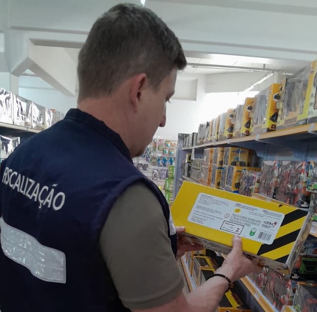 Operação Criança Segura apreende mais de 33 mil itens infantis irregulares em SC