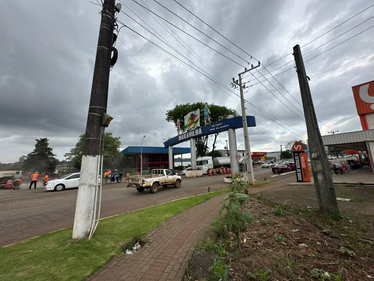 Obras de drenagem interditam saída de Maravilha pela BR-282 (Foto por Carol Sacardo)