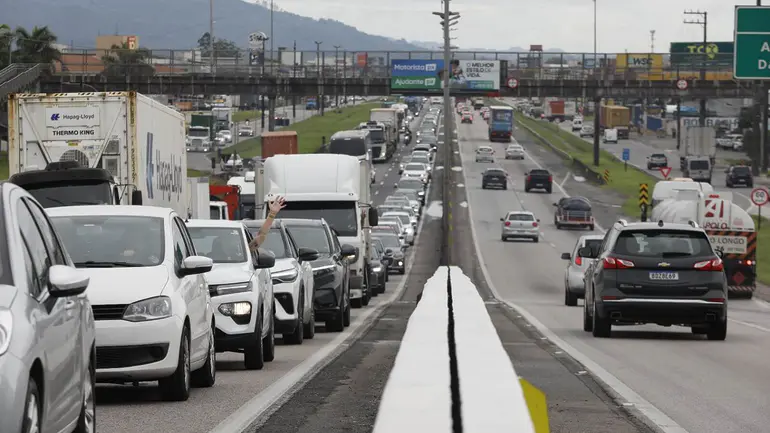 Réveillon deve levar até 75% mais veículos às BRs de Santa Catarina