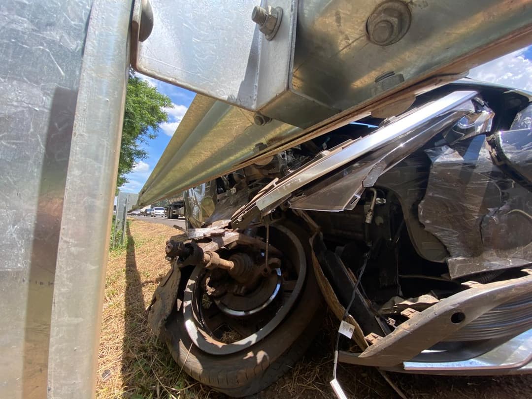 Colisão envolve carro de prefeitura na BR-282