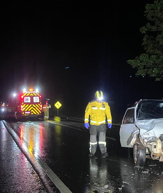 Passageira de Fiat Uno é encaminhada ao hospital após colisão traseira
