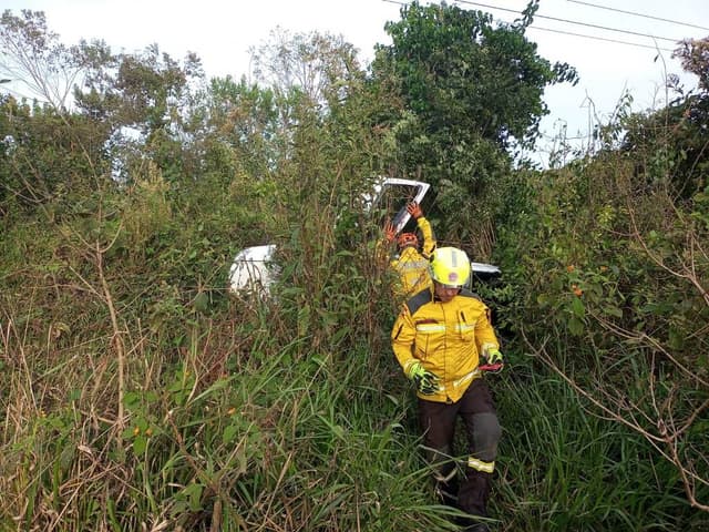 Veículo "para no mato"; duas ocupantes ficam feridas