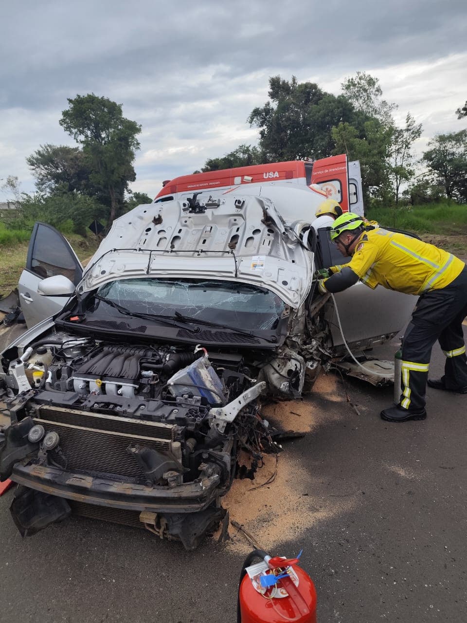 Colisão entre carro e carreta deixa motorista ferido e provoca vazamento de combustível na BR-282 (Foto por Divulgação CBM)