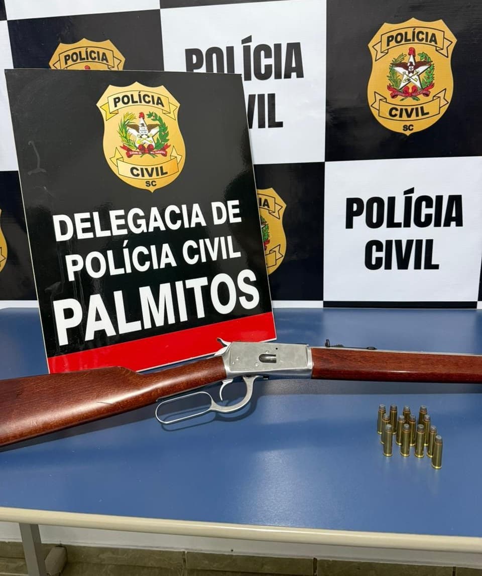 Arma foi apreendida na residência (Foto por Polícia Civil)