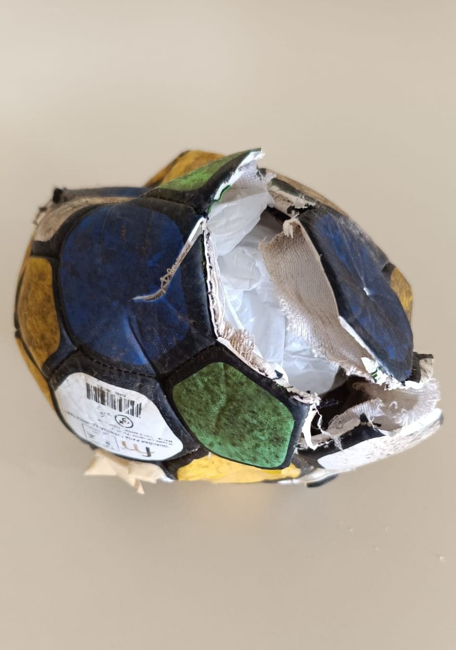 Mulher é presa por tráfico de drogas após Polícia Civil encontrar cocaína escondida em bola de futebol (Foto por Polícia Civil)