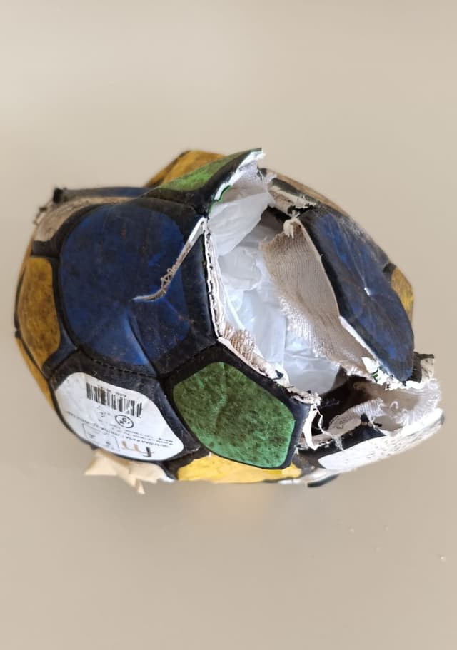 Cocaína é encontrada escondida dentro de bola de futebol