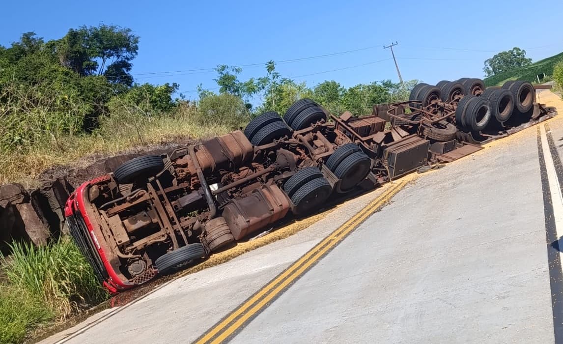 Veículo tombado na rodovia (Foto por Divulgação)