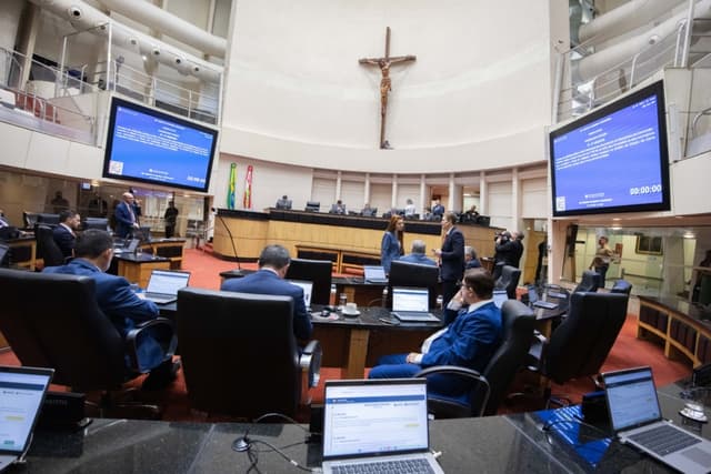 Alesc aprova lei que garante presença de ambos os responsáveis em atendimentos médicos de menores