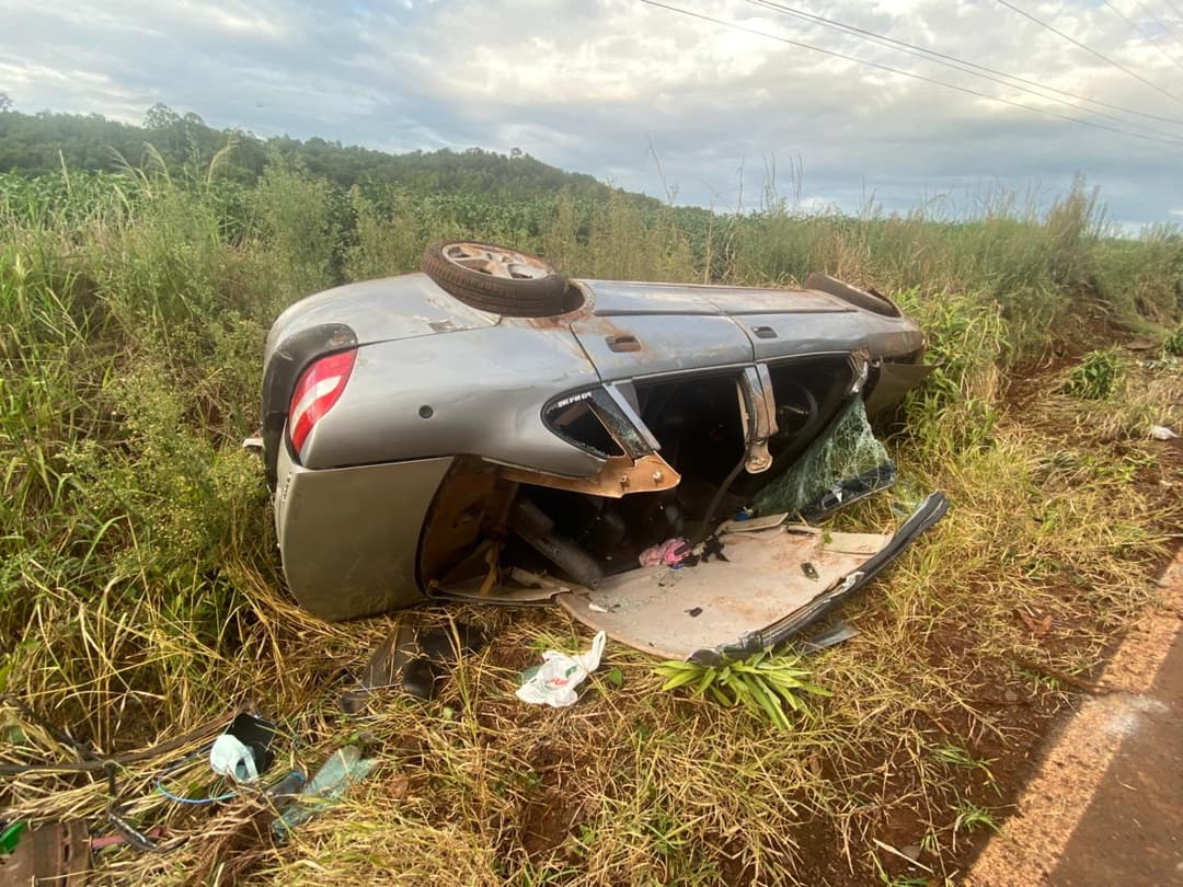 Capotamento deixa duas pessoas encarceradas no interior de Pinhalzinho