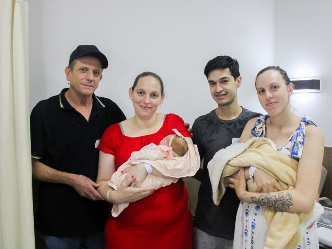 Duas irmãs viram mamães em menos de duas horas