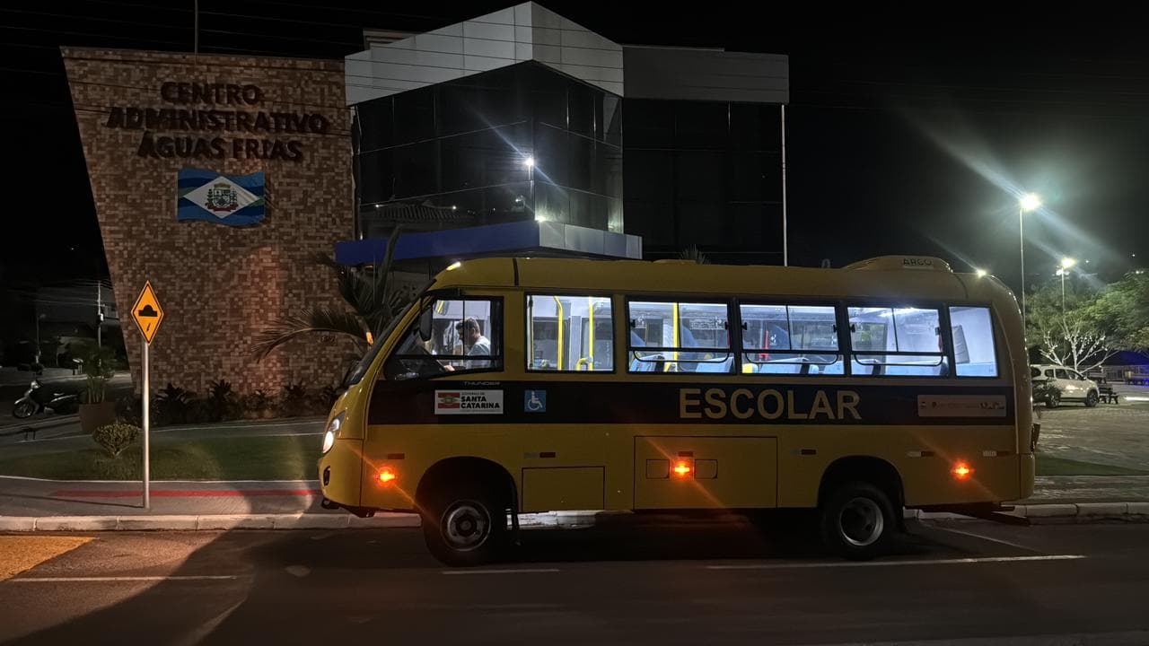 Águas Frias recebe novo ônibus escolar para reforçar transporte de estudantes