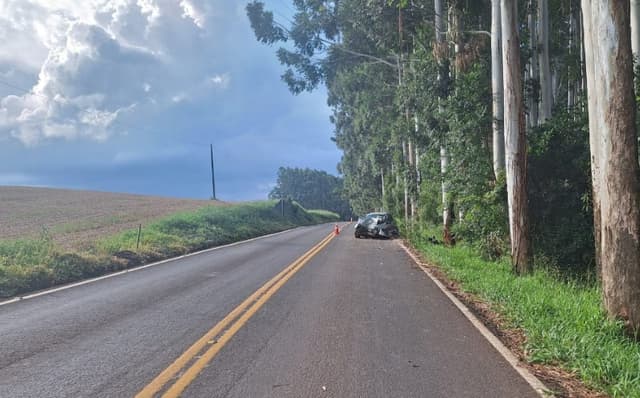 Motorista sem CNH perde controle de Corsa; passageira morreu