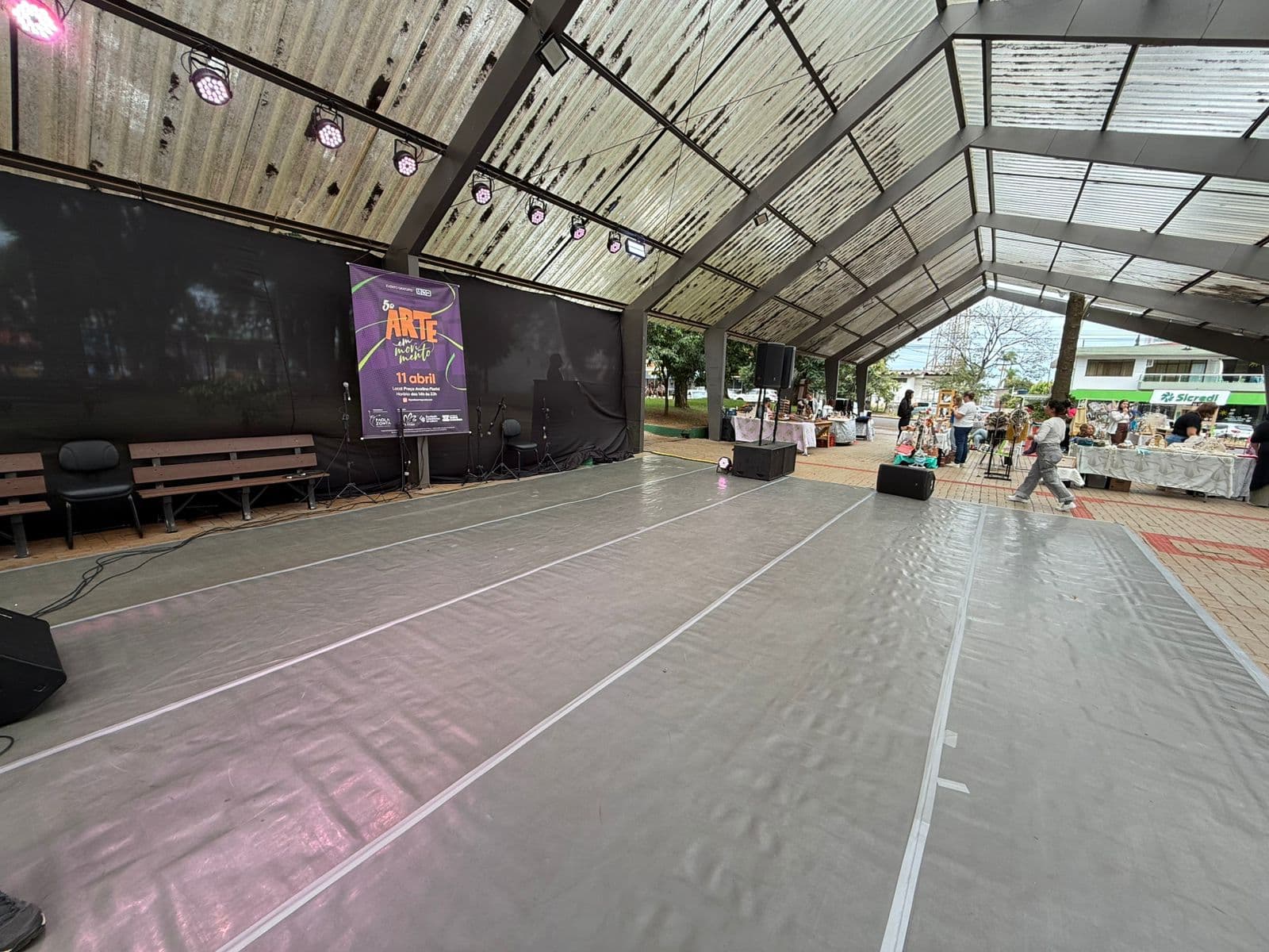 Com mais de 17 apresentações entre teatro, dança e música, programação gratuita segue até às 22h na Praça Avelino Fiorini, em Pinhalzinho (Foto por Gilmar Bortese)