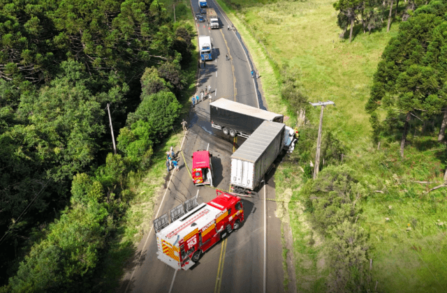 Violenta colisão matou duas pessoas (Foto por Corpo de Bombeiros)