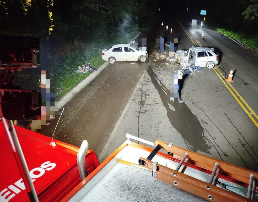 Noite termina com morte após colisão entre Voyage e Gol na BR-282