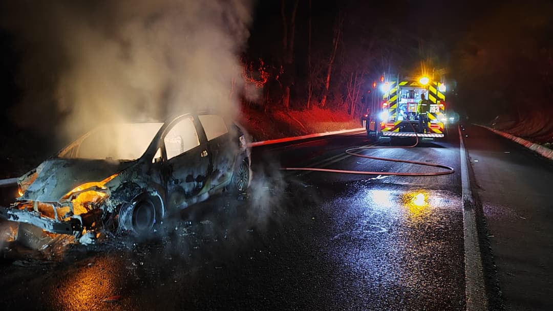 Carro pega fogo após colisão traseira na BR-282