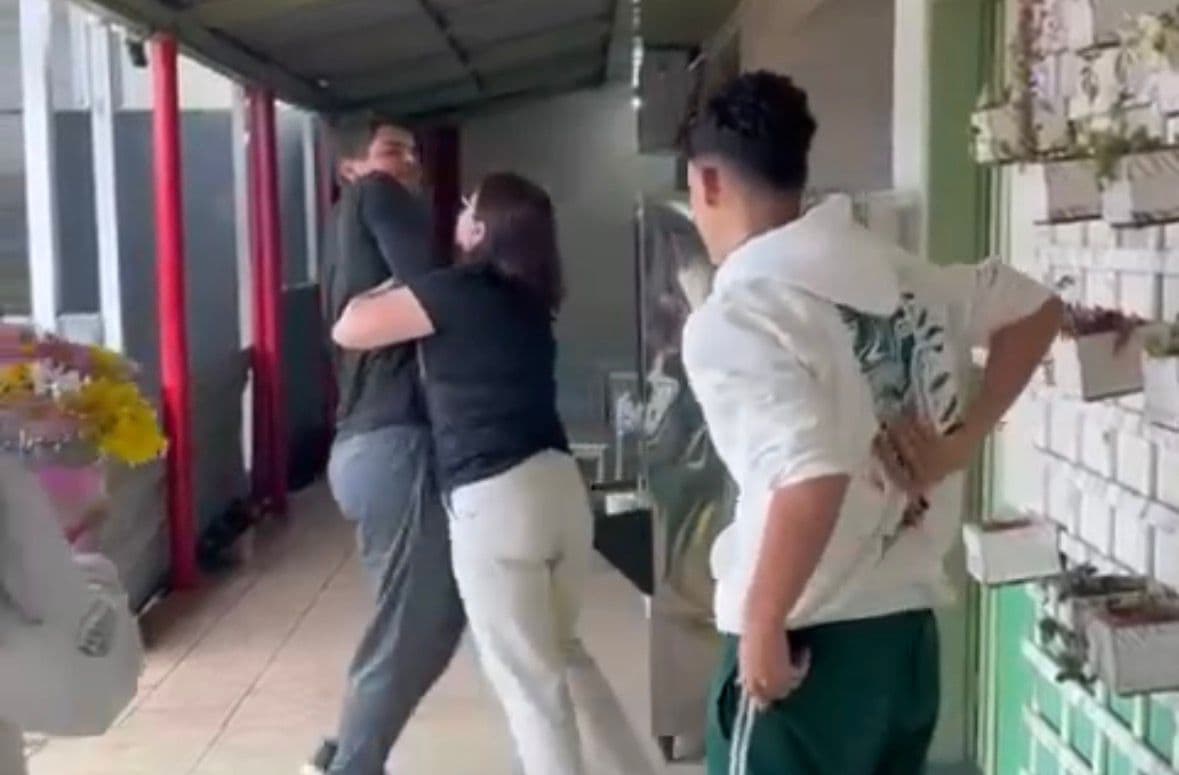 VÍDEO: Briga "fake" vira homenagem criativa a diretora