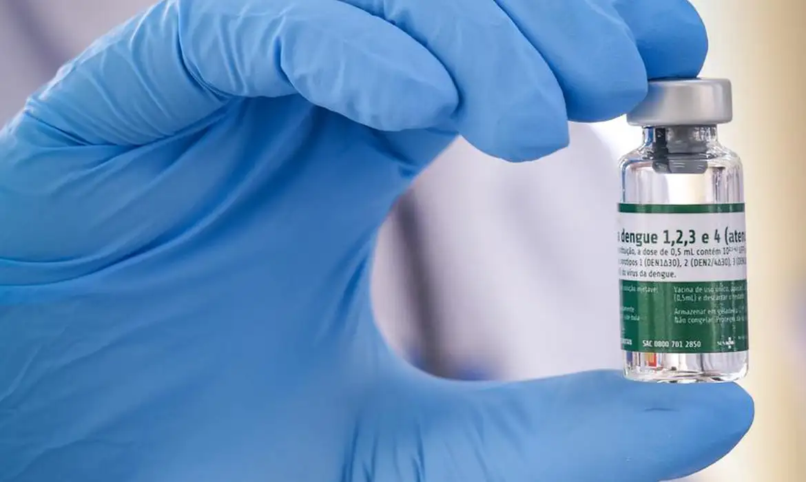 Vacinação contra a dengue começa por profissionais da atenção primária do SUS