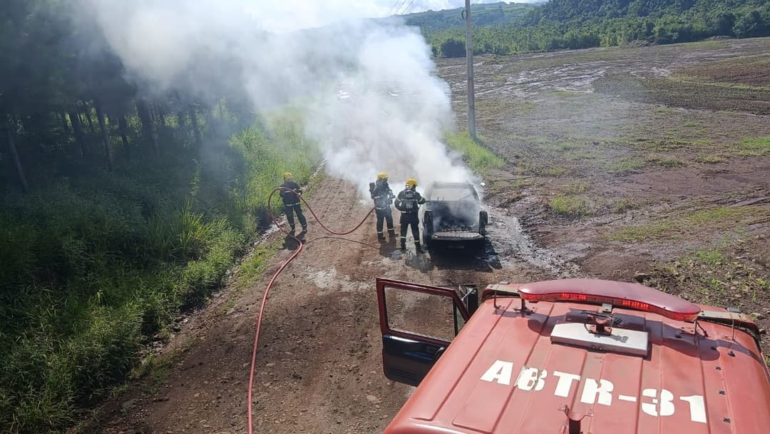Carro pega fogo e chamas atigem pescoço do motorista