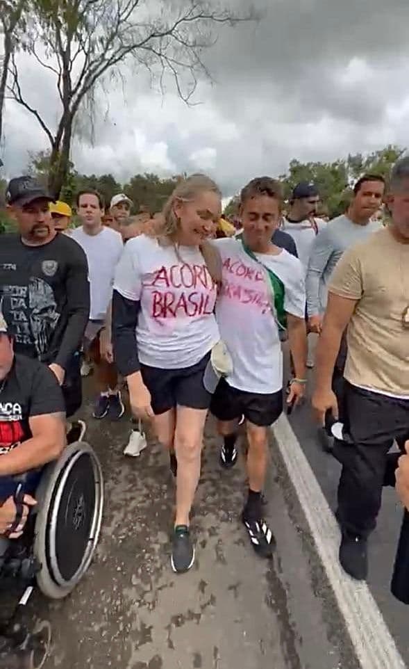 Chegada de Daniela Reinehr à Caminhada pela Justiça e Liberdade é evidenciada por Nikolas Ferreira (Foto por Ascom)