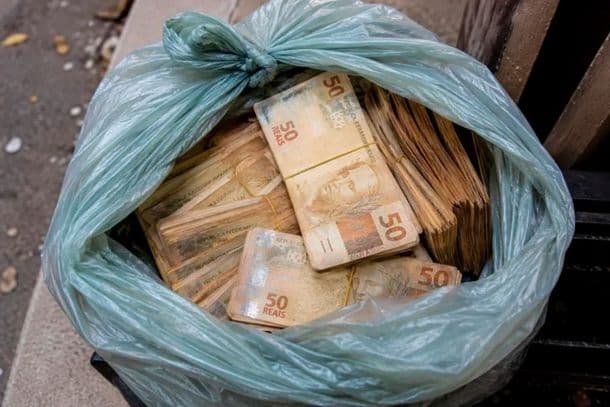 Achado inusitado: morador encontra mais de 5 mil reais no lixo