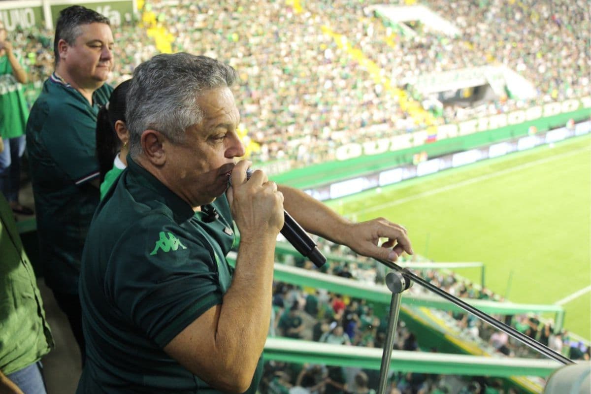 João Rodrigues assinou a renúncia na Arena Condá (Foto por Prefeitura de Chapecó)