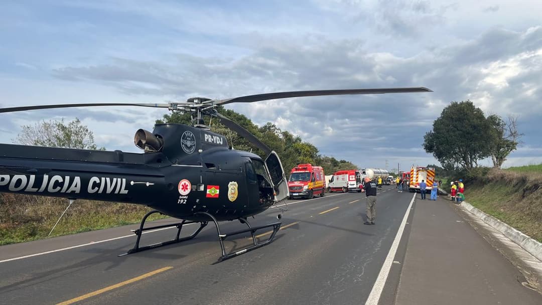 Condutor fica gravemente ferido em acidente com carro, van e caminhões