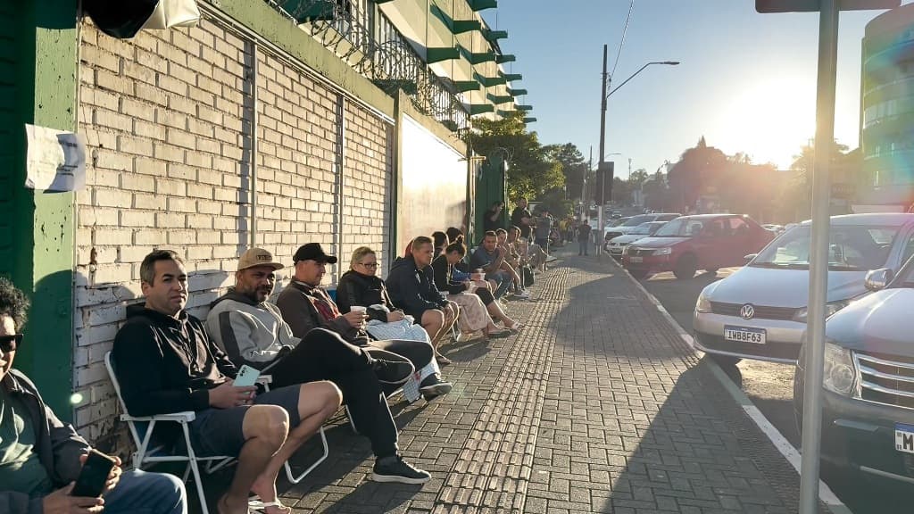 Fila no entorno da Arena Condá (Foto por Mateus Montemezzo)