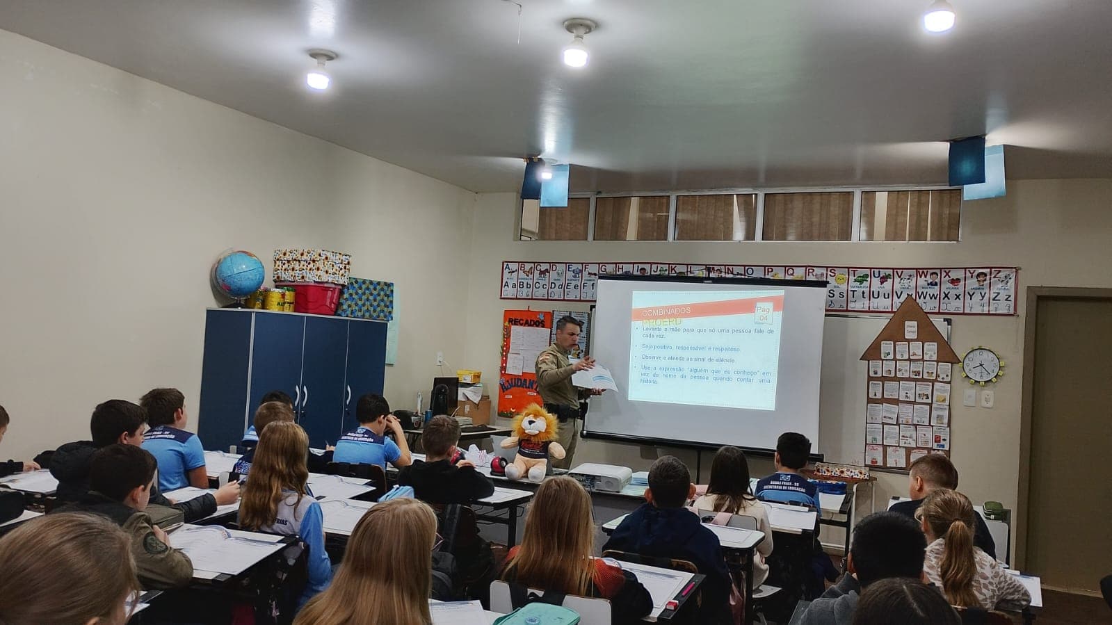 Parceria entre Polícia Militar e município leva educação preventiva às escolas de Águas Frias. (Foto por Divulgação)