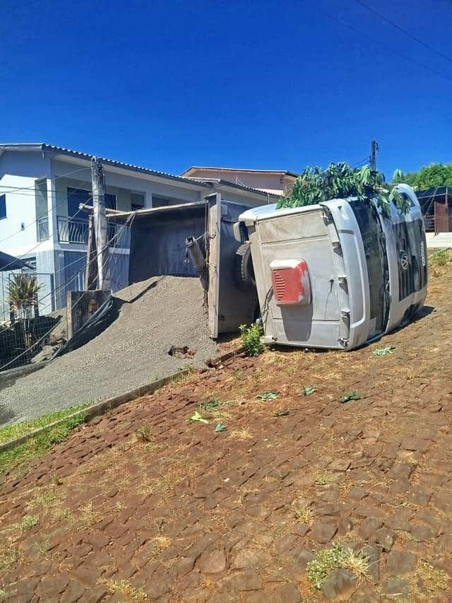 Caminhão tomba e atinge rede elétrica em Palmitos