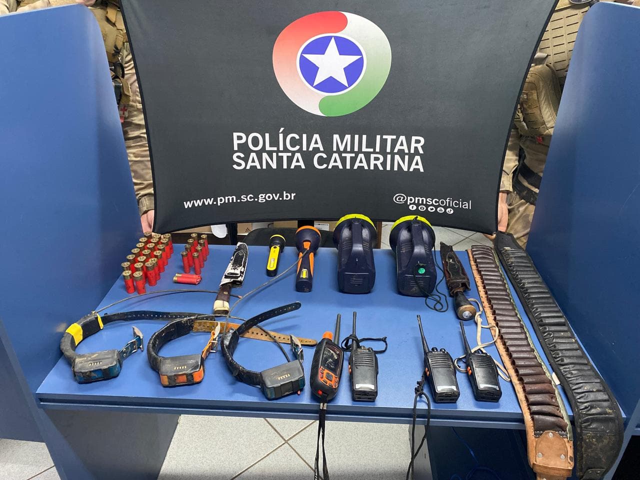 Ação da Polícia Militar Ambiental em Caçador identificou três homens e apreendeu munições, equipamentos de caça e cinco cães (Foto por Divulgação)