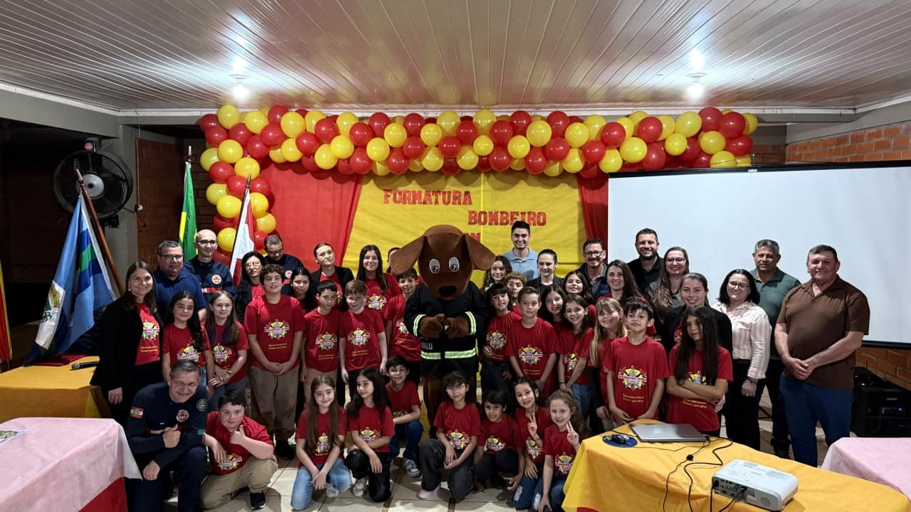 Solenidade reuniu familiares, autoridades e integrantes do Corpo de Bombeiros de Pinhalzinho e terminou com o tradicional banho de batismo com a mangueira do caminhão (Foto por Divulgação)