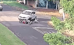 Vídeo mostra moto sendo atingida de maneira inusitada