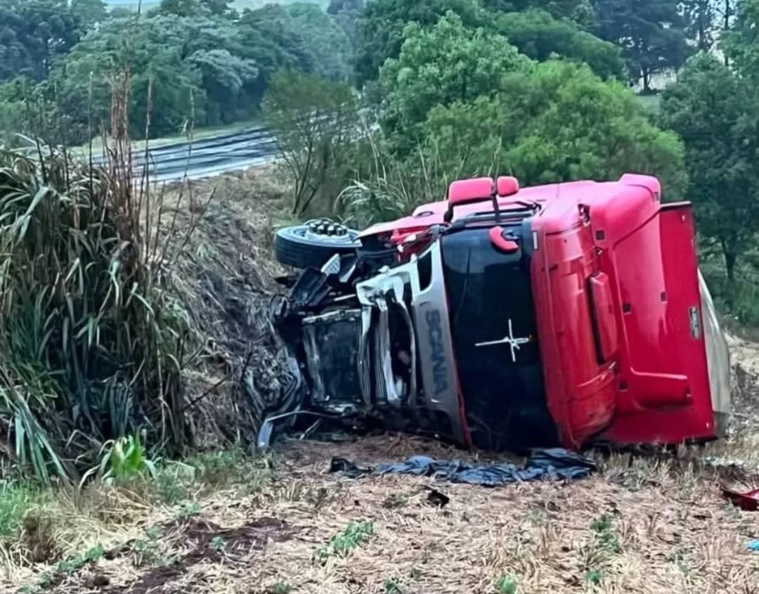 Acidente com duas mortes envolve carreta do Oeste
