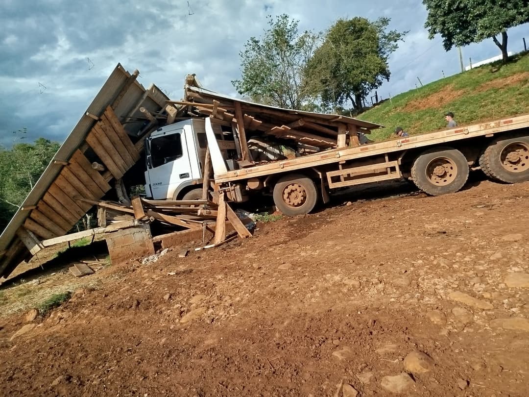 Prefeitura de Águas Frias esclarece acidente envolvendo caminhão da frota municipal