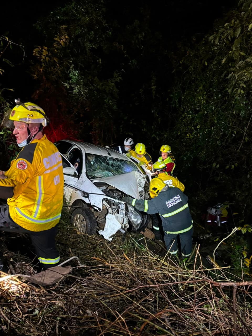 Homem fica preso às ferragens após carro bater em árvore e cair em ribanceira