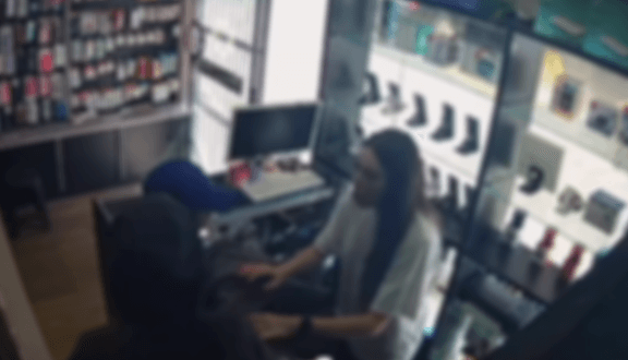 Suspeitos simularam estar armados em roubo de celulares