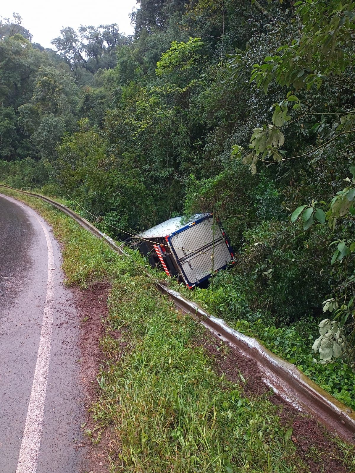 Caminhão sai da pista e tomba às margens da SC-155 em Xanxerê (Foto por Divulgação CBM)